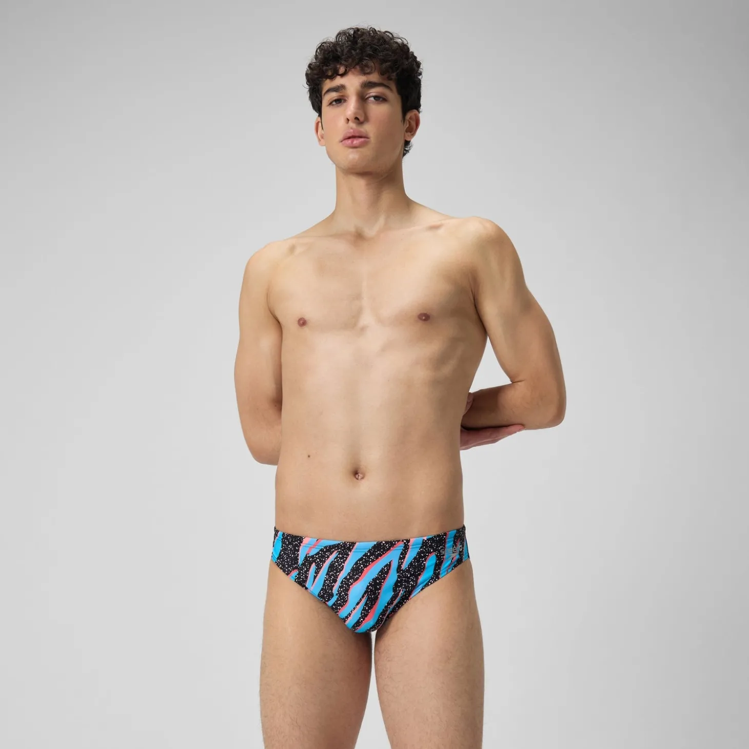 Shop Slip de bain Hommes 5 cm Allover Digital pour Hommes Noir/Bleu picton/Rouge sirène Homme Slips De Bain